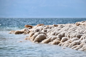 Salzkrusten am Ufer des Toten Meeres